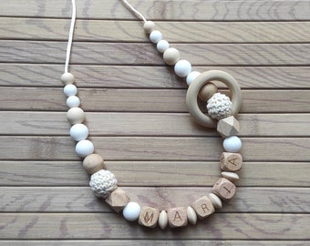 Collier d'allaitement et de portage biberonnage silicone bois crochet blanc et beige prénom