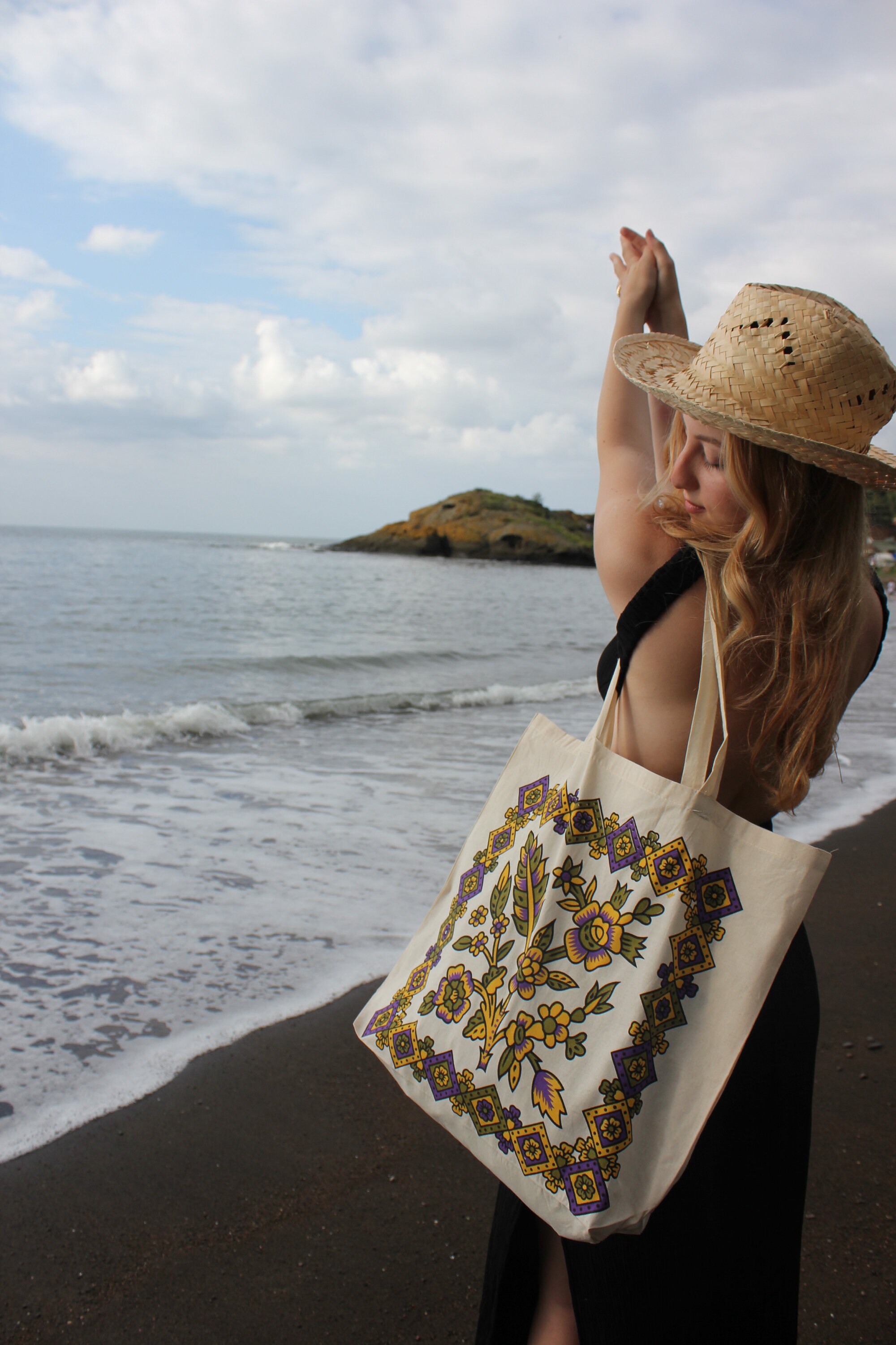 Zara tribal tote hotsell