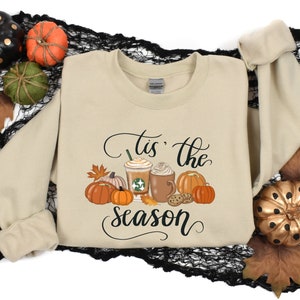 Tis The Season, HerbstKaffee Sweatshirt, Heißes Kaffee Shirt, Kaffee Liebhaber Shirt, Herbst Shirt, Kürbis Latte Getränk, Thanksgiving, Pumpkin Spice
