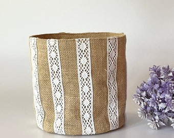 Panier de jute en dentelle au crochet, élégance rustique et charme artisanal pour la maison