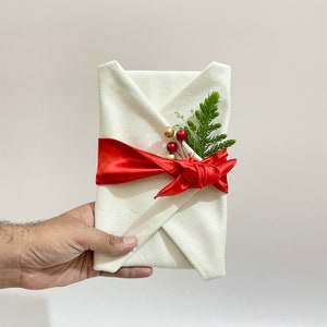 Emballage cadeau de Saint-Valentin Emballage cadeau réutilisable et respectueux de l'environnement Tissu d'emballage Furoshiki fabriqué à la main à partir de toile 100 % coton avec ruban de satin image 1
