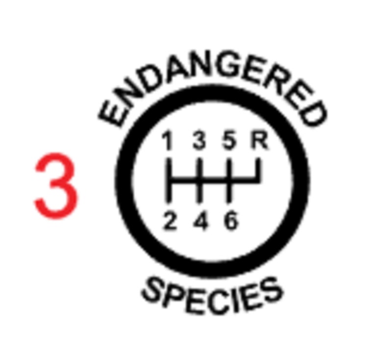 Może przedstawiać: Czarno-biały grafik przedstawiający dźwignię zmiany bieg&oacute;w z numerami 1, 2, 3, 4, 5, 6 i R. Tekst "ENDANGERED SPECIES" jest napisany w k&oacute;łku wok&oacute;ł dźwigni zmiany bieg&oacute;w. Liczba 3 jest napisana na czerwono po lewej stronie dźwigni zmiany bieg&oacute;w.
