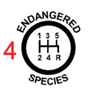 Może przedstawiać: Czarno-biały grafika przedstawiająca dźwignię zmiany bieg&oacute;w z numerami 1, 2, 3, 4, 5 i R. Tekst "ENDANGERED SPECIES" jest napisany w k&oacute;łku wok&oacute;ł dźwigni zmiany bieg&oacute;w. Liczba 4 jest napisana na czerwono po lewej stronie dźwigni zmiany bieg&oacute;w.