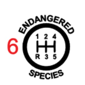 Może przedstawiać: Czarno-biały grafika przedstawiająca dźwignię zmiany bieg&oacute;w z tekstem "ENDANGERED SPECIES" wok&oacute;ł i liczbą "6" po lewej stronie.