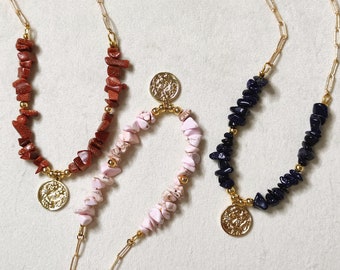 LUCKY - Collier pierres naturelles fait main, pierres semi précieuses, Howlite rose, Blue sand stone, Gold sand stone