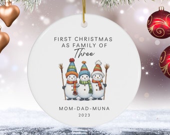 Primera Navidad como una familia de tres adornos navideños, adorno navideño familiar personalizado, adorno navideño personalizado para nuevos padres