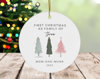 Primera Navidad como una familia de tres adornos navideños, adorno navideño familiar personalizado, adorno navideño personalizado para nuevos padres
