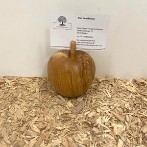 Handgedraaide houten appel met visitekaartjeshouder | Decoratie van regionaal hout | Kantoorcadeau | Cadeau-idee voor op kantoor | handgemaakt | Uniek