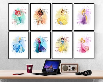 Könnte beinhalten: Ein Satz von acht gerahmten Drucken mit Disney-Prinzessinnen. Jeder Druck hat einen Aquarellhintergrund mit einer Prinzessin in der Mitte. Die Prinzessinnen sind Arielle, Moana, Belle, Rapunzel, Cinderella, Elsa, Schneewittchen und Aurora.