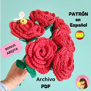 May include: A crochet pattern in Spanish for making a bouquet of red roses with green leaves. The pattern includes instructions for making a small crocheted bee. The pattern is available as a PDF download. The text on the image reads "PATRÓN en Español" and "Archivo PDF".
