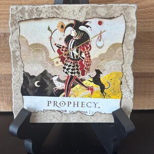 Posavasos con etiqueta de vino Pinot Noir Prophecy