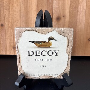 Posavasos con etiqueta de vino Pinot Noir Decoy