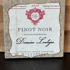 Posavasos con etiqueta de vino Pinot Noir de Domaine Loubejac