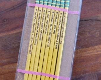 Geschenk für Lehrer - Benutzerdefinierte Bleistifte - 8 Bleistifte graviert mit humorvollen & inspirierenden Sprüchen - #2 HB Pencils