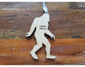 Bigfoot Weihnachtsanhänger aus Holz - Personalisierter Christbaumschmuck - Bigfoot Ornament - Yeti Ornament