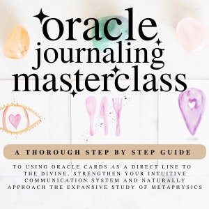 Puede incluir: Un fondo rosa y blanco con el texto "oracle journaling masterclass" en negro. El texto está rodeado de cristales y otros elementos decorativos. El texto de abajo dice "Una guía completa paso a paso para usar las cartas de oráculo como una línea directa a lo divino, fortalecer tu sistema de comunicación intuitivo y abordar naturalmente el estudio expansivo de la metafísica."