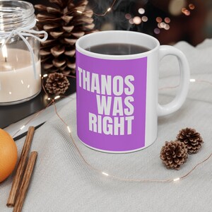 K&ouml;nnte beinhalten: Eine lila Kaffeetasse mit wei&szlig;em Text, der "THANOS WAS RIGHT" lautet.