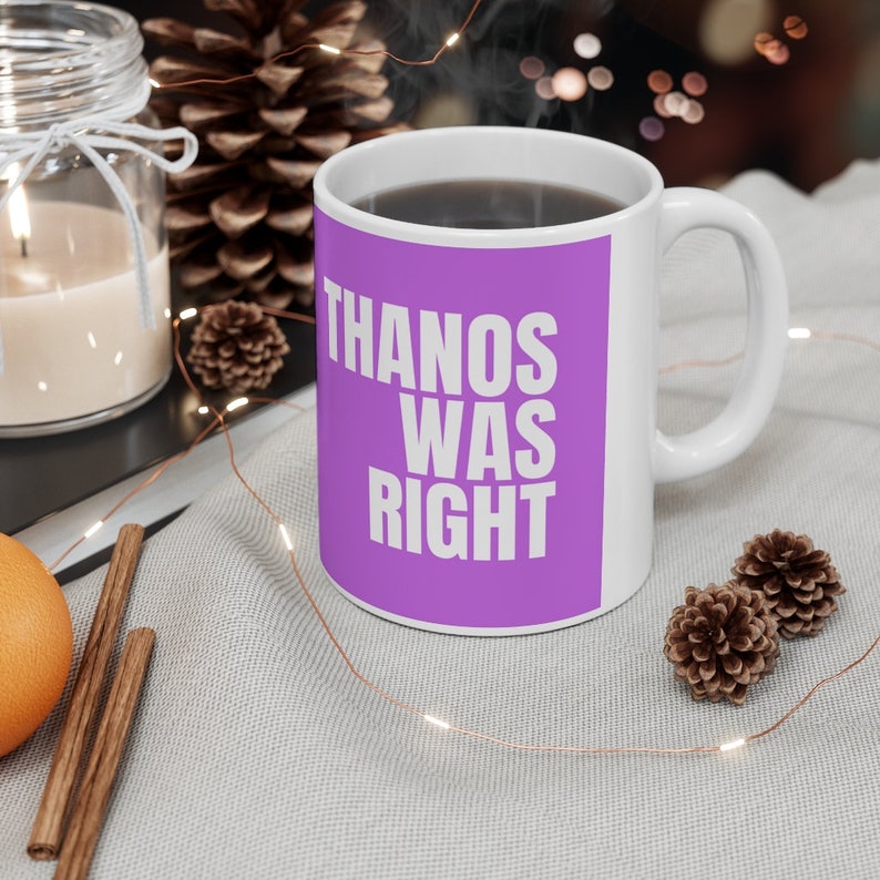 K&ouml;nnte beinhalten: Eine lila Kaffeetasse mit wei&szlig;em Text, der "THANOS WAS RIGHT" lautet.
