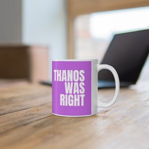 K&ouml;nnte beinhalten: Eine wei&szlig;e Keramiktasse mit einem lilafarbenen Design, auf dem in wei&szlig;er Schrift "THANOS WAS RIGHT" steht.