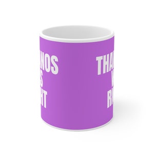 K&ouml;nnte beinhalten: Lilafarbener Keramikbecher mit wei&szlig;em Text, der auf einer Seite "Thanos hatte Recht" und auf der anderen Seite "Danke, dass du Recht hast" lautet.