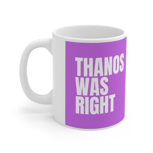 K&ouml;nnte beinhalten: Wei&szlig;e Keramiktasse mit lilafarbenem Hintergrund und dem Text "THANOS WAS RIGHT" in Wei&szlig;.
