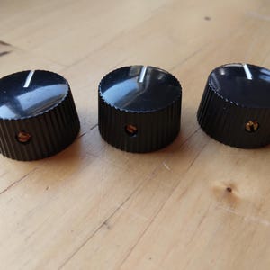 Tres (3) perillas negras estilo vintage con forma de cupcake para guitarra o amplificador.