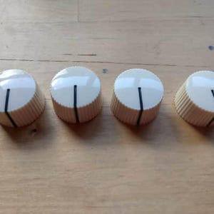 Puede incluir: Un juego de tres tazas de cerámica con un acabado moteado y mate. Las tazas son de color crema, gris claro y gris oscuro. Cada taza tiene un diseño simple y minimalista, ideal para café o té.