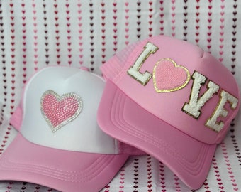 Valentines Day Trucker Hat - Trucker Hut mit Patches - Chenille Hut Patch-Hut - Neon Trucker Hats - Love Hat - Herz Hat