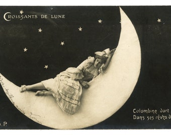 CARTE POSTALE FRANÇAISE - femme allongée sur un croissant de lune. Vers 1920. vintage