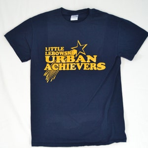 Camiseta vintage de &quot;El Pequeño Lebowski&quot; de Urban Achievers, ¡divertida! Serigrafía profesional y envío gratis.