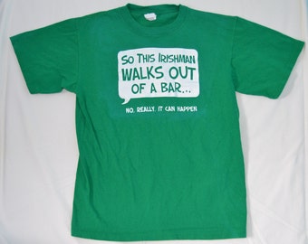 Könnte beinhalten: Grünes T-Shirt mit einem weißen Aufdruck, der lautet: "So this Irishman walks out of a bar... No. Really. It can happen."