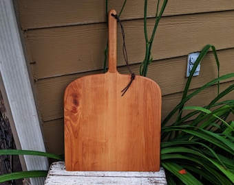 Pala para pizza de madera de cerezo: tabla de madera hecha a mano con asa y correa de cuero; pala rústica para hornear, cocinar y servir.