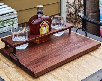 Tabla de madera para whisky y embutidos con dos vasos / Bandeja de madera de nogal negro / Tabla para whisky / Bandeja para picar / Regalos de cumpleaños