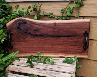 Tabla grande de charcutería de nogal, bandeja de madera para servir, bandeja rústica de madera, tabla de cortar, asas, patas de goma, regalo de boda, inauguración de la casa