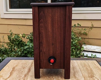 Caja de vino de madera de nogal negro, soporte de madera para bolsas de vino, dispensador de cajas de vino, caja de vino con patas, almacenamiento de cajas de vino, caja de vino hecha a mano, bar