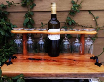 Tabla de embutidos y vinos de madera de cerezo veteada con seis copas de vino, asas de hierro fundido y patas antideslizantes de goma transparente; botellero de madera; bandeja para fiestas.