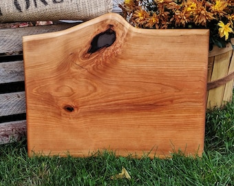 Tabla de charcutería de madera de cerezo con borde natural, rústica y hecha a mano, para servir queso o pan, regalo único de decoración de cocina para el anfitrión.