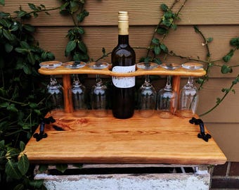 Tabla de embutidos y vinos de madera de cerezo veteada con seis copas de vino, asas de hierro fundido y patas antideslizantes de goma transparente; botellero de madera; bandeja para fiestas.