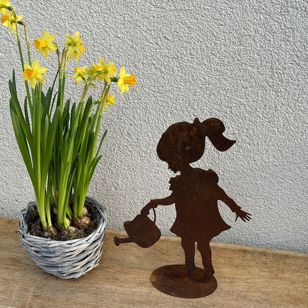 Gartenfigur Mädchen mit Gießkanne in Edelrost