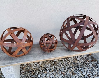 Sfera realizzata con strisce di lamiera - patina