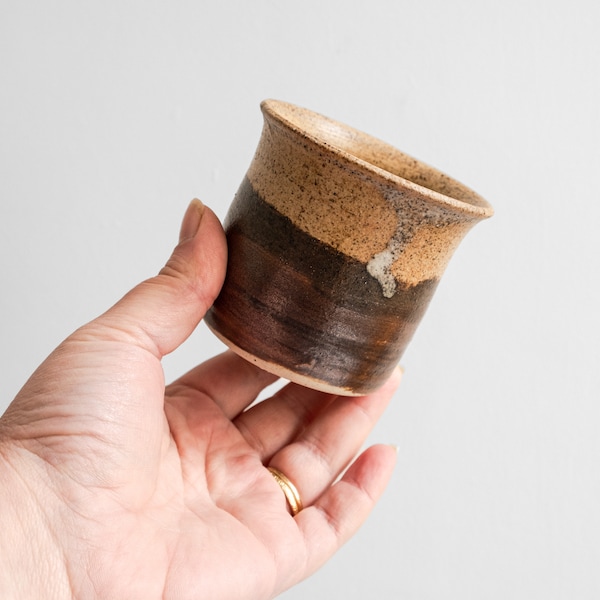 Récipient de poterie pour studio avec glaçure tachetée chamois naturel | Poteriel neutre | Petit vase bouton floral | Pot à ustensiles | Hors-d'oeuvres