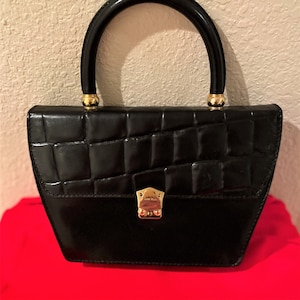 Cartera Saint-Rosa de charol negro con efecto cocodrilo; asa superior elegante con herrajes dorados; cerradura con llave; impecable; sin usar (2012); envío gratuito a EE. UU.
