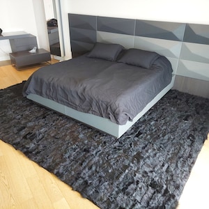 Tappeto in pelle di pecora nera fatto a mano, tappeto accogliente per soggiorno, arredamento rustico scandinavo, regalo ideale per San Valentino per gli amanti dell'arredamento della casa