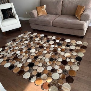 Tappeto rotondo patchwork in pelle di mucca naturale fatto a mano