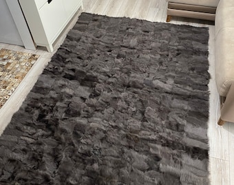 Tapete artesanal em couro de ovelha, estilo rústico para decoração de casa.
