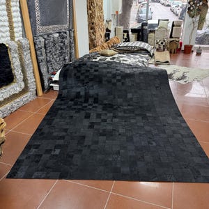 Tappeto patchwork nero in pelle di mucca fatto a mano, tappeto in pelle, tappeto per soggiorno e casa colonica, tappeto personalizzato e boho, nuovo arredamento per la casa, regalo di Natale