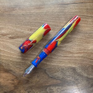 Pluma estilográfica 'Rainbow Braid' hecha a mano