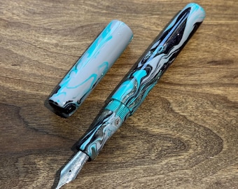 Pluma estilográfica Brooks Blanks hecha a mano con brillo turquesa, gris y negro, pluma de tinta de lujo