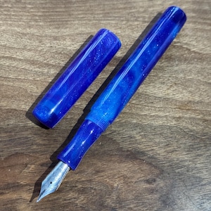 Pluma estilográfica 'Purple and Blue Swirl' hecha a mano