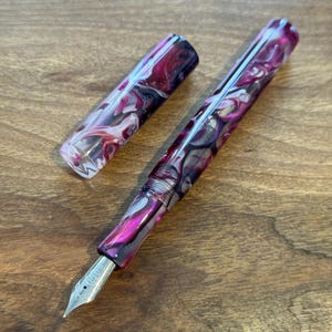 Stylo plume fait main « Pink Lotus Swirl », stylo de collection à encre de luxe